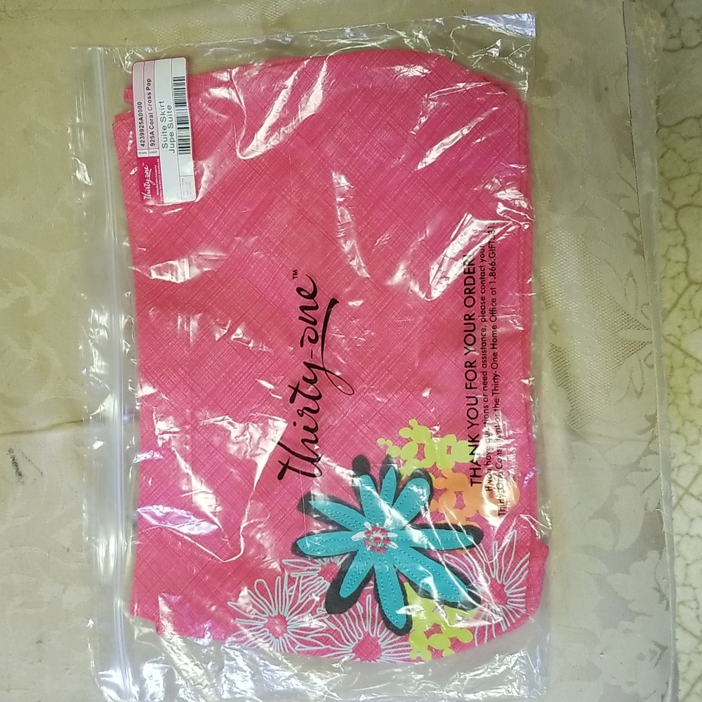Thirty one Suite Skirt. Color is coral cross pop.